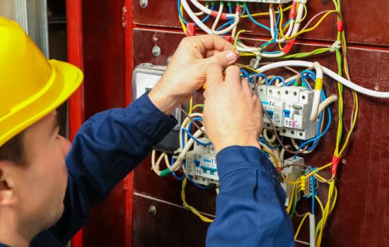 Toma un curso de electricista en línea