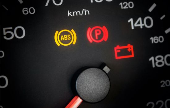 ¿Cuáles son las luces que se encienden en el salpicadero del coche?